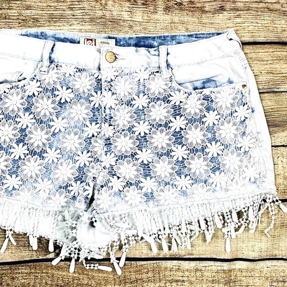 lei Pants - |•L.E.I.•| Pretty Crochet Ashley Low Rise Shorts